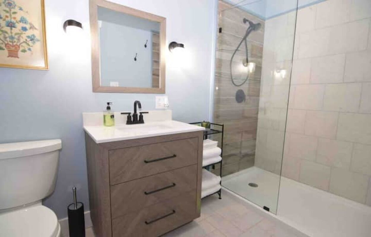 Douche, sèche-cheveux, serviettes fournies, savon