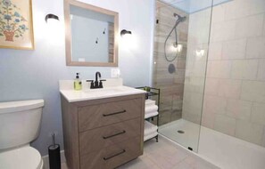 Douche, sèche-cheveux, serviettes fournies, savon