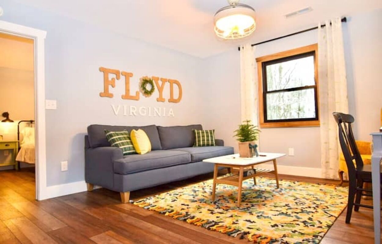 Heartwood♥ Cabin loft w/private HotTub, Hiking, Fishing, & Ziplines on 66 acres!