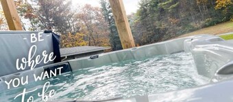 Heartwood♥ Cabin loft w/private HotTub, Hiking, Fishing, & Ziplines on 66 acres!