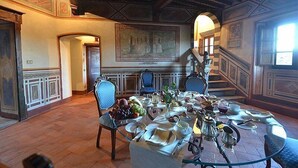 A dining area with a round table set for a meal, surrounded by chairs. - CASA VISTA - Four Bedroom Villa, Sleeps 8 (Gaiole in Chianti)