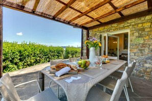 Outdoor dining - VILLA CHIANTI ROSSO - Four Bedroom Villa, Sleeps 9 (Greve in Chianti)