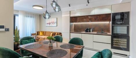 Frigorífico, microondas, horno y placa de cocina