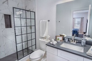 Combined shower/bathtub, hair dryer, towels - Cutting-Edge Elegant 3BR 2.5BA Home Near Downtown! (San Antonio)