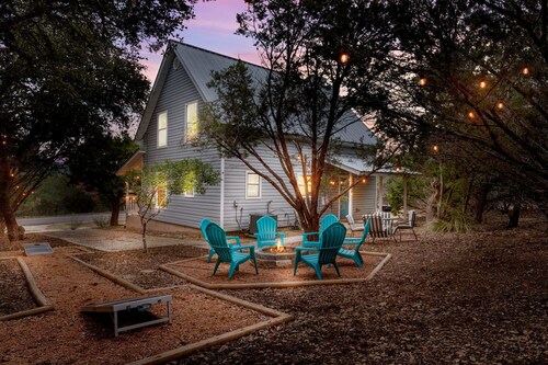 Blue Door Cottage Family Game Room - Family Friendly!