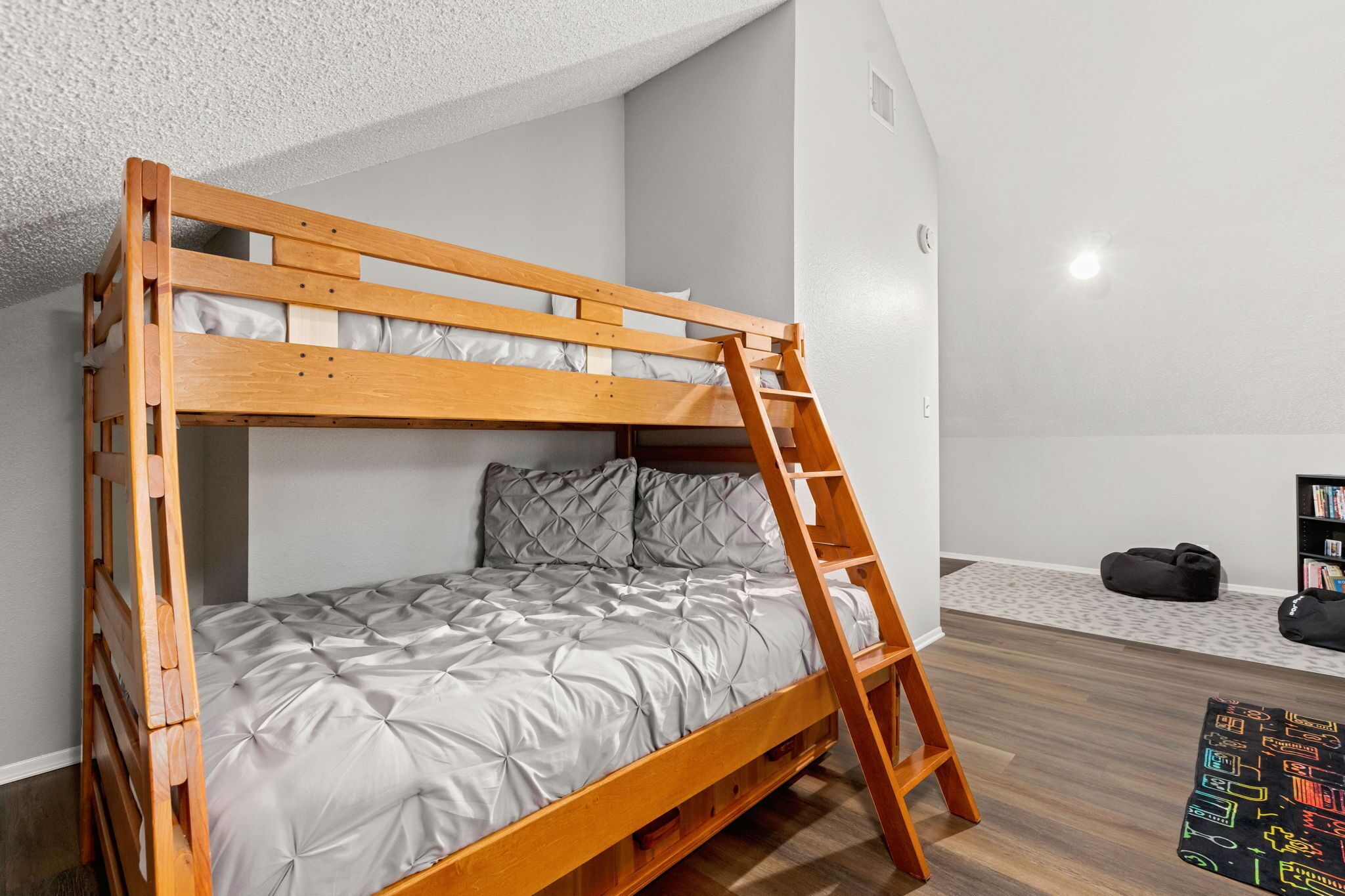 Cozy Blue Door Cottage With Gameroom