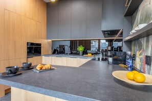 Frigorífico, horno, placa de cocina y lavavajillas