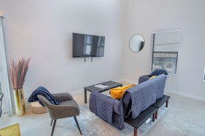 Apartment (3 Bedrooms) | Living area
