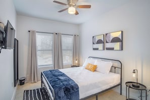 อพาร์ทเมนท์ (3 Bedrooms) | 3 ห้องนอน, พื้นที่ทำงานแบบใช้แล็ปท็อป, เตารีด/โต๊ะรีดผ้า, ผ้าปูที่นอน