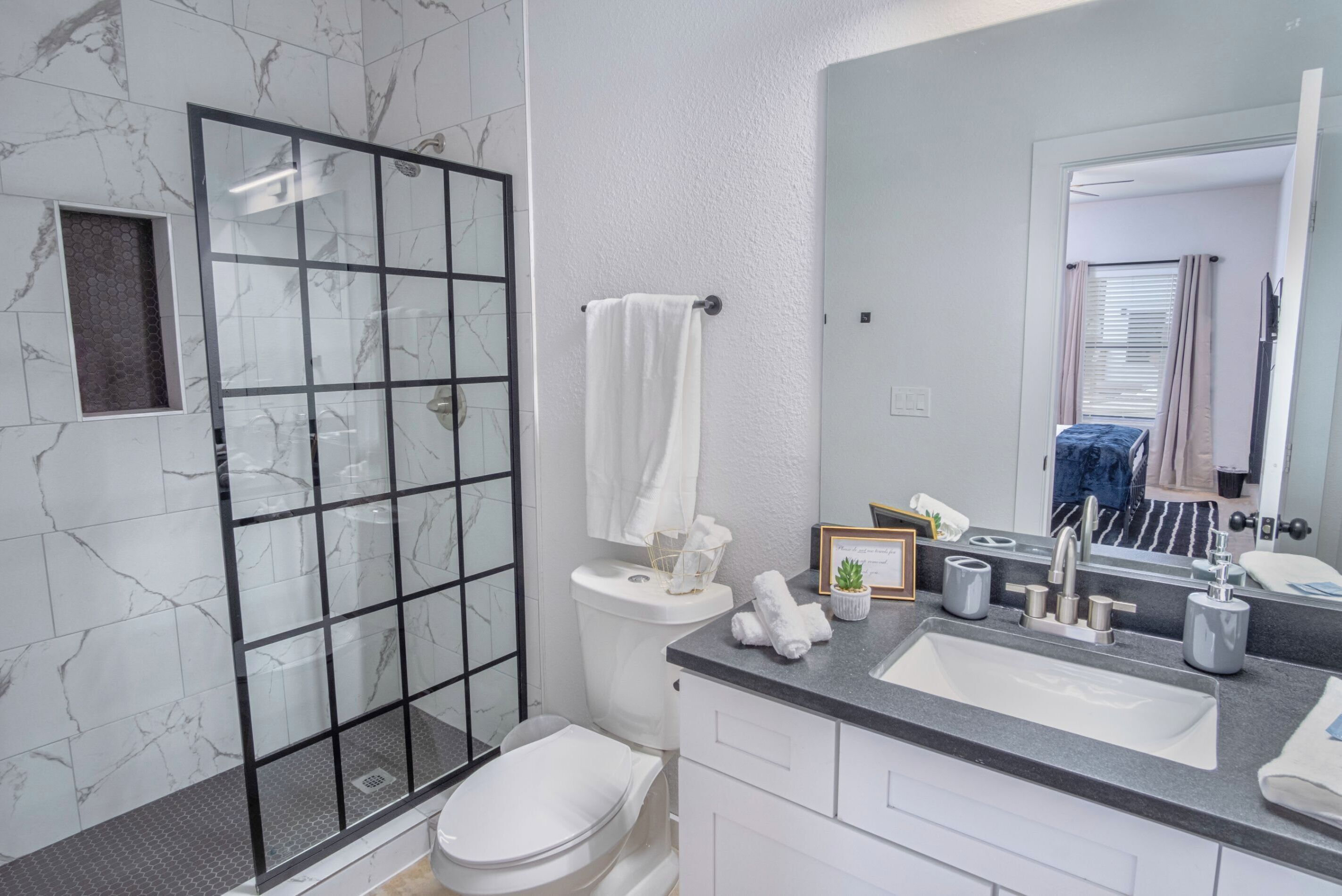 Apartamento (3 Bedrooms) | Baño | Ducha y bañera combinadas y toallas