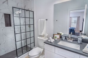 Apartment (3 Bedrooms) | Bathroom | Combined shower/bathtub, towels - Cutting-edge Elegant 3BR 2.5ba Home Near Downtown! (San Antonio)