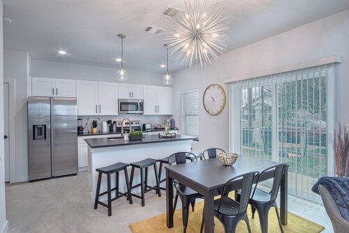 Cutting-edge Elegant 3BR 2.5ba Home Near Downtown!