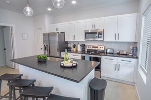 Apartment (3 Bedrooms) | Private kitchen | Microwave, oven, stovetop, cookware/dishes/utensils