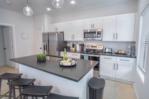 Apartment (3 Bedrooms) | Private kitchen | Microwave, oven, stovetop, cookware/dishes/utensils