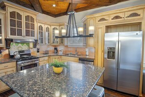 House (4 Bedrooms) | Private kitchen | Microwave, oven