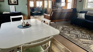 Un salon confortable avec une table à manger, un canapé et un téléviseur.