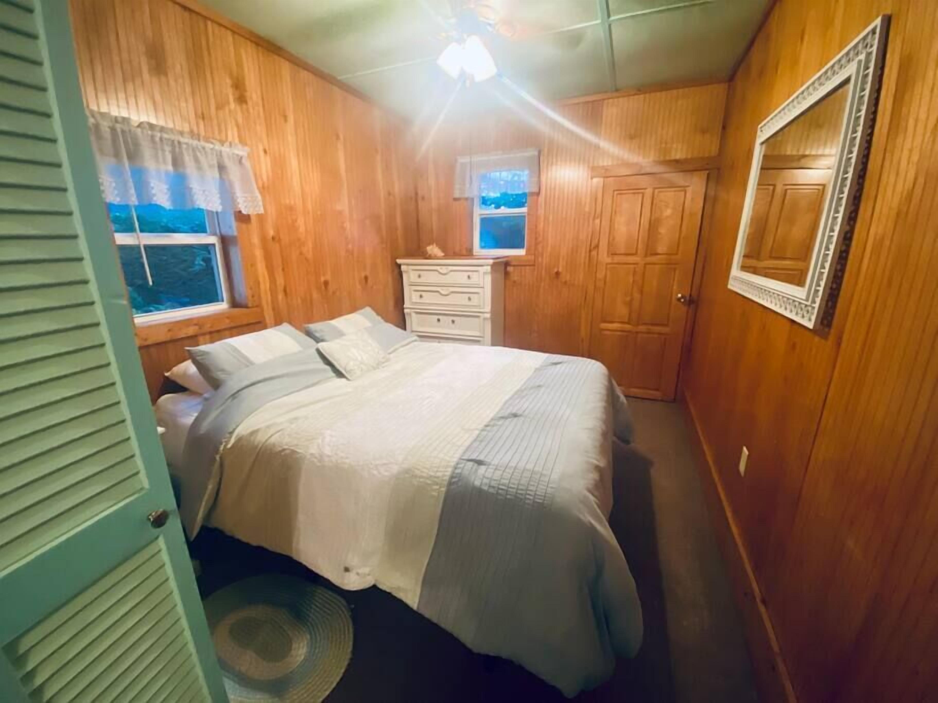 1 slaapkamer, een strijkplank/strijkijzer, wifi, beddengoed