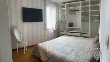 2 bedrooms, desk, iron/ironing board, free WiFi