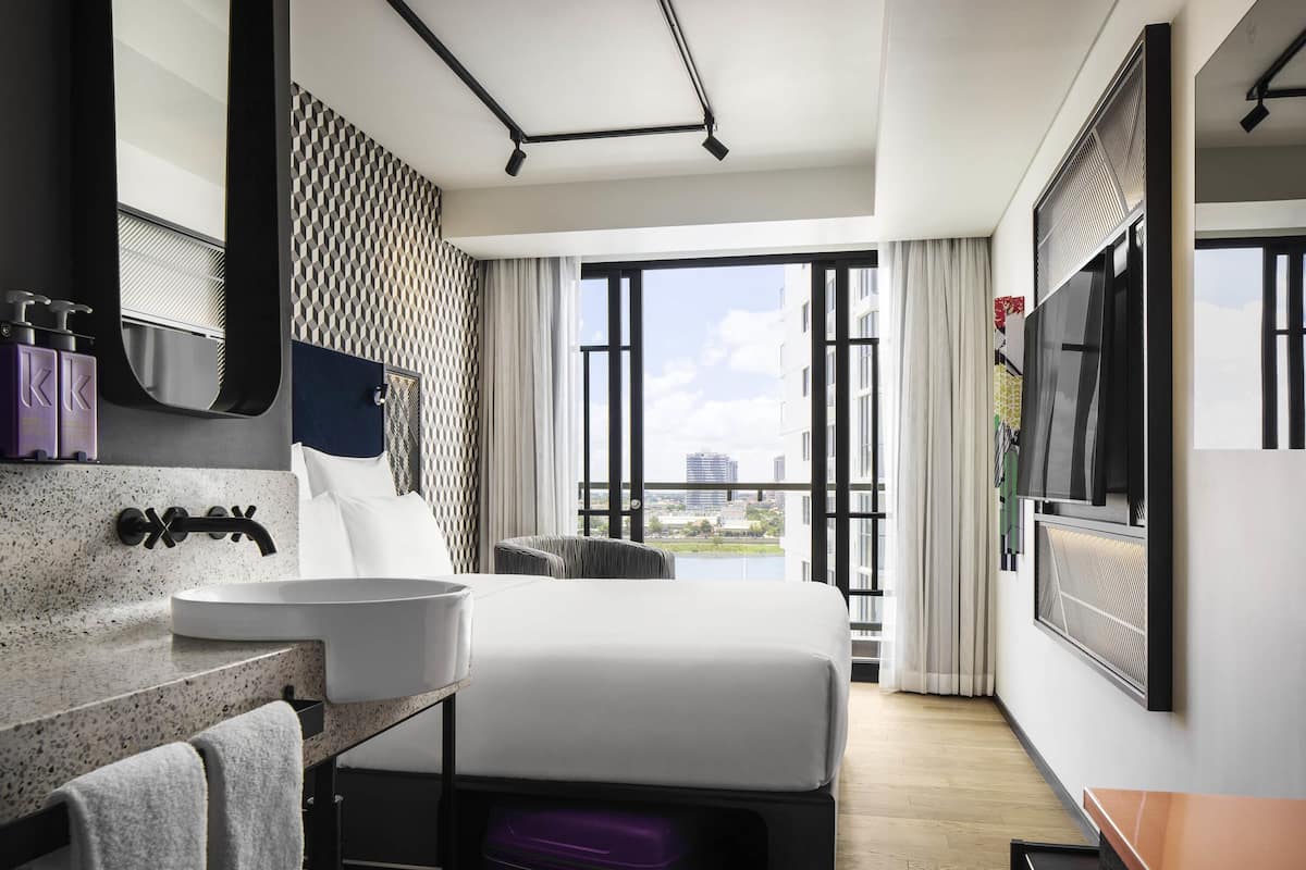 Comfort Room, 1 Queen Bed, Balcony | Premium bedding, minibar, in-room safe, individually decorated