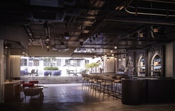 3 barer/lounger och bar vid poolen