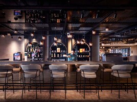 3 bares, bar junto a la piscina