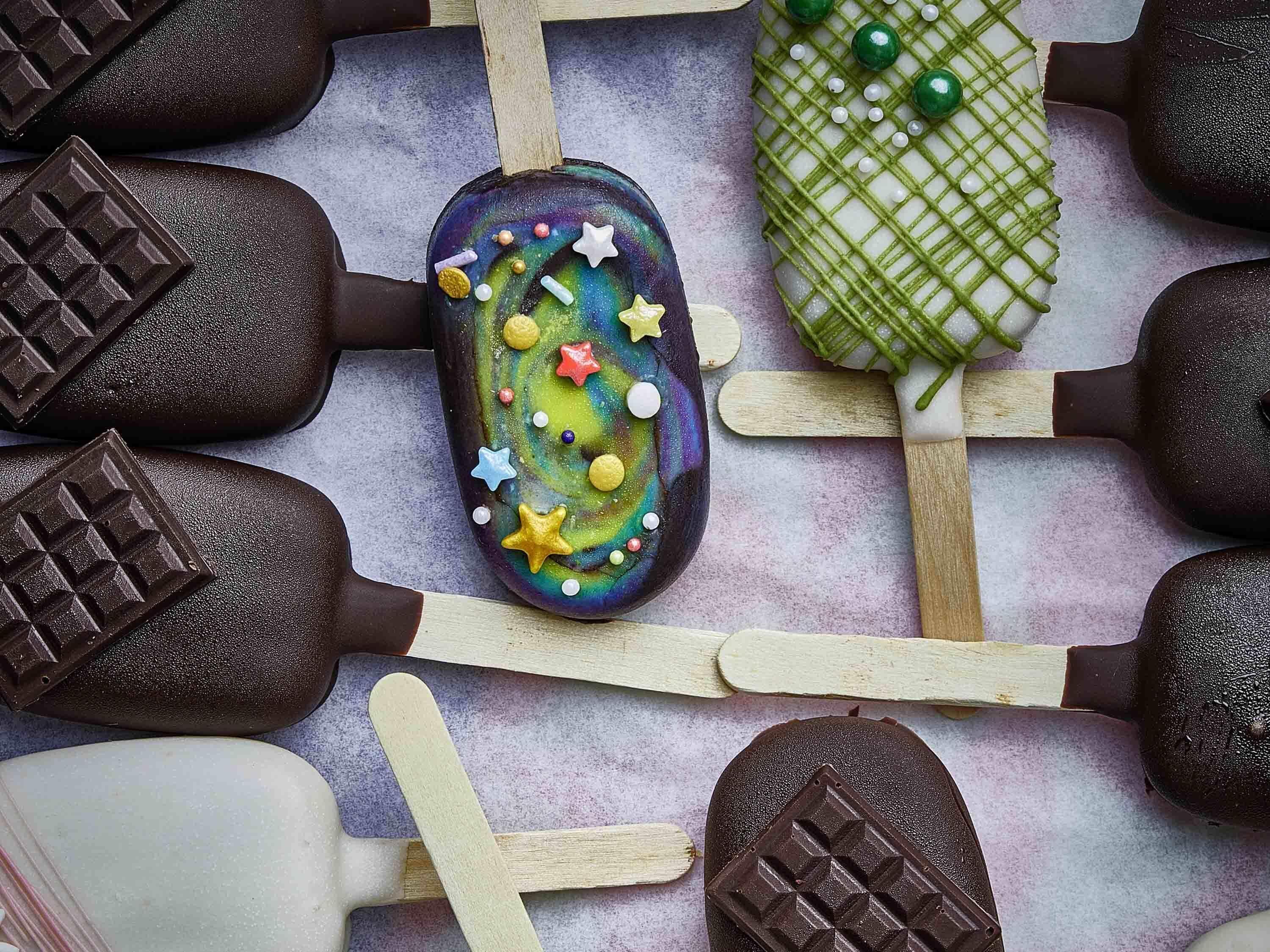 Une variété de barres de chocolat aux textures et aux décorations différentes.