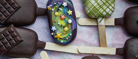 Variedad de barras de chocolate con distintas texturas y decoraciones.