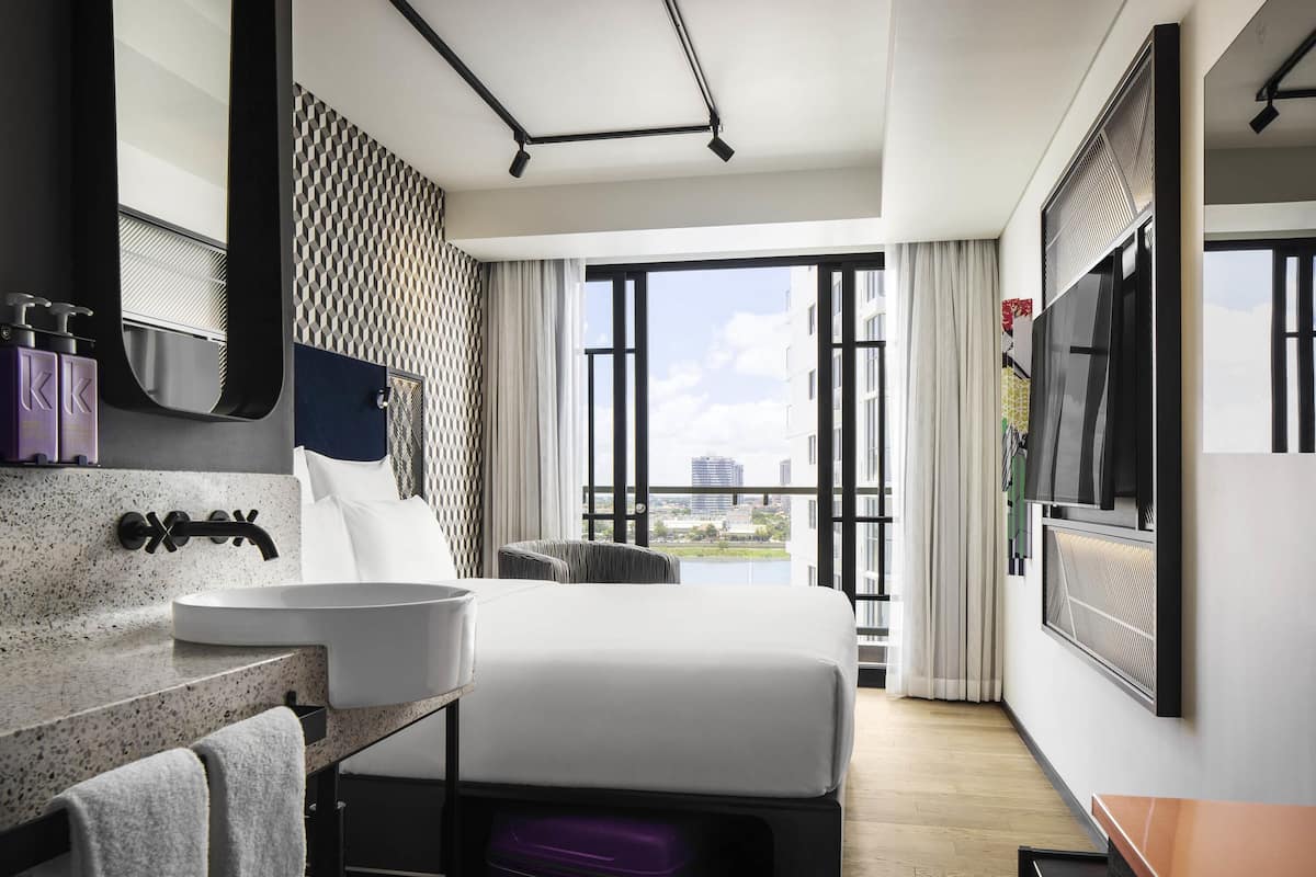 Habitación Confort, 1 cama Queen size, balcón | Ropa de cama de alta calidad y minibar