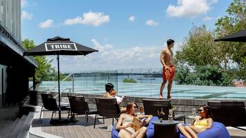 Piscine extérieure, parasols, chaises longues