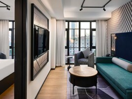 Junior suite, 1 tweepersoonsbed (Tribe Lifestyle) | Luxe beddengoed, een minibar, een kluis op de kamer, een bureau