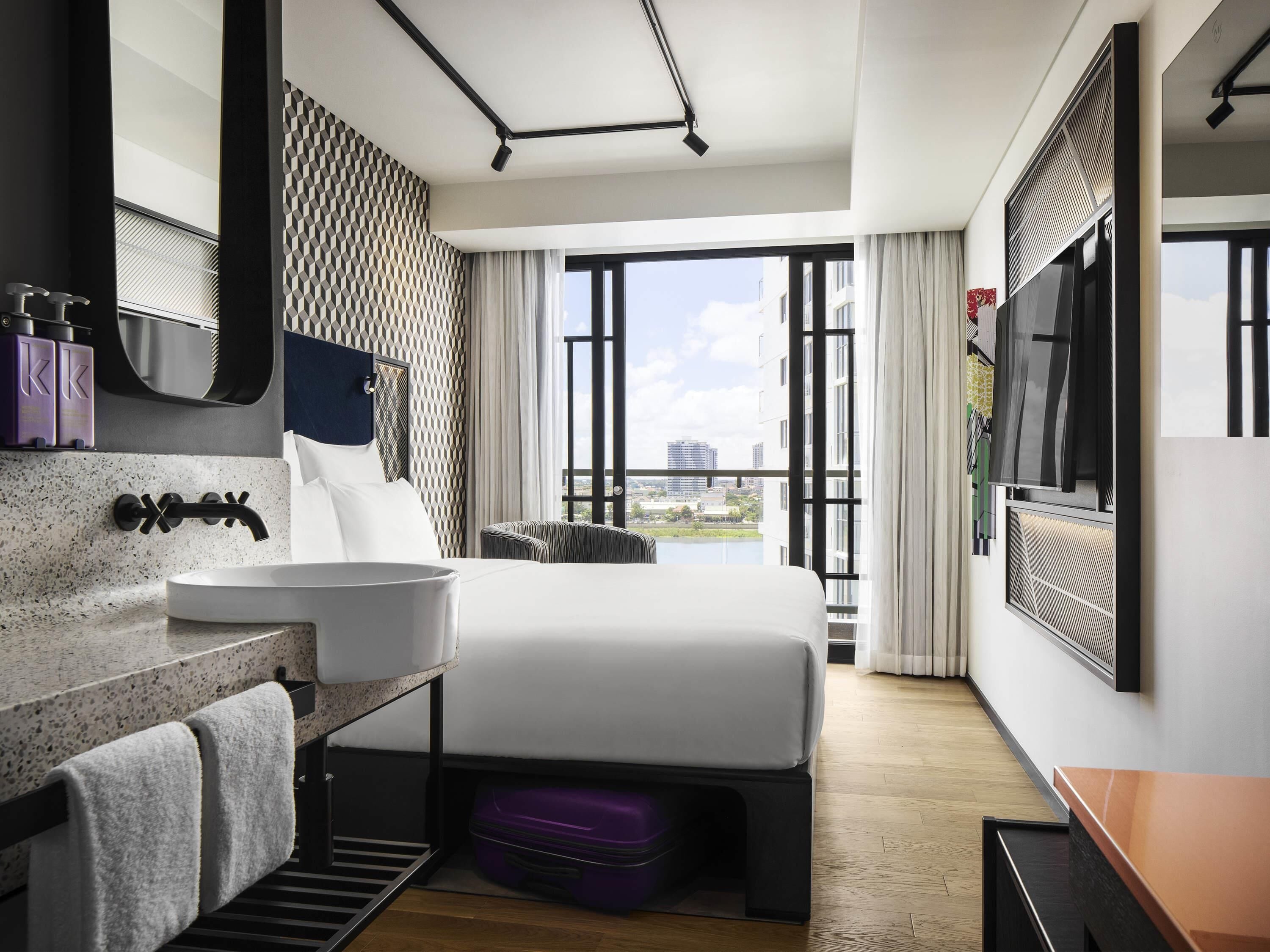 Habitación Confort, 1 cama Queen size, balcón | Ropa de cama de alta calidad y minibar 