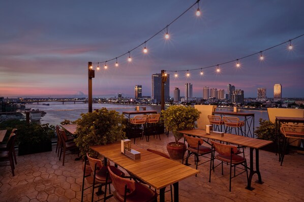 3 bares/lounges, bar ao lado da piscina