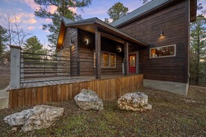 Exterior - Midnight Rhapsody-Romantic Cabin with Large Jacuzzi Tub & Outdoor Gas Fireplace (Broken Bow)
