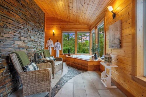 Midnight Rhapsody-Romantic Cabin with Large Jacuzzi Tub & Outdoor Gas Fireplace