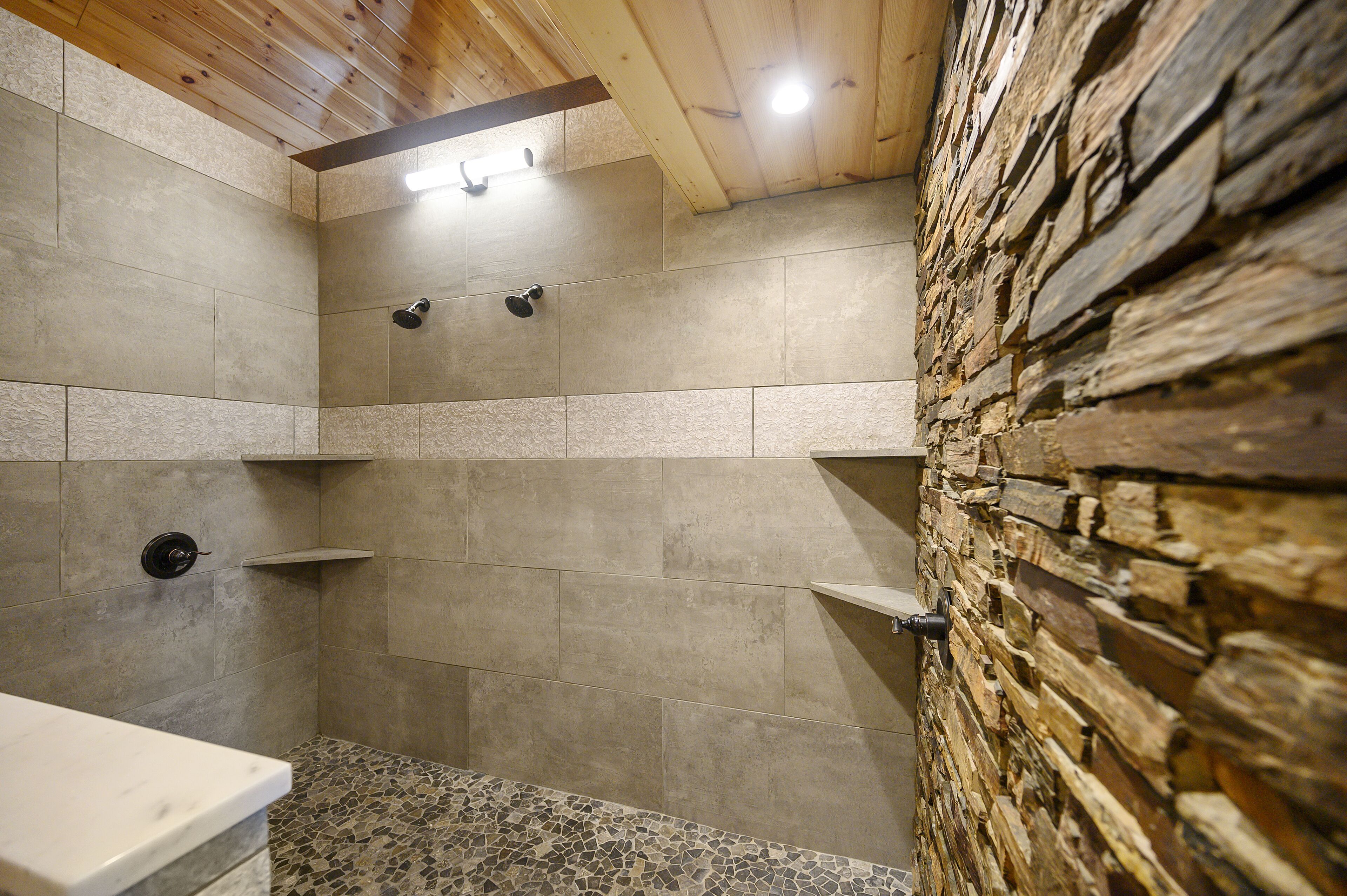 Midnight Rhapsody-Unique Romantic Couple's Cabin w/ Hot Tub