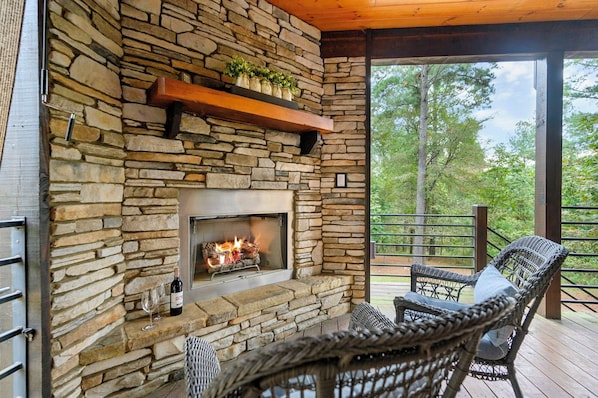 Property grounds - Midnight Rhapsody-Romantic Cabin with Large Jacuzzi Tub & Outdoor Gas Fireplace (Broken Bow)
