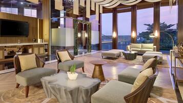 2 bars/lounges, lobby lounge