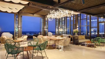 2 bars, lounge dans le hall