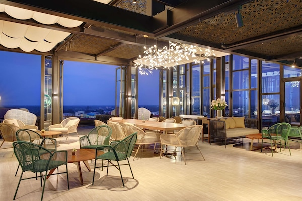 2 bares, salón en el lobby