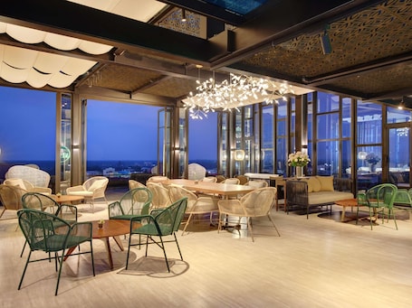 2 bares, salón en el lobby