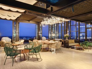 2 bares o lounges, lounge en el lobby