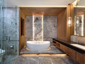 Presidential Suite, 1 King Bed | Bathroom | Eco-friendly toiletries, hair dryer, slippers, towels - Mercure Pangkalan BUN (Pangkalan Bun)