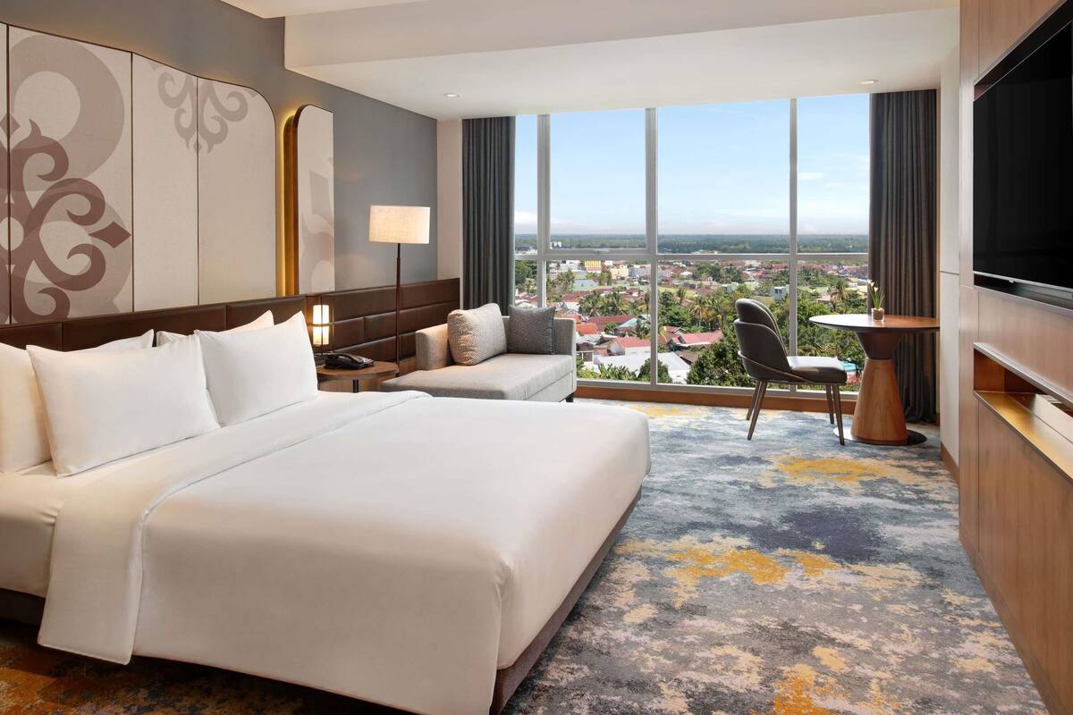 Deluxe Room, 1 Double Bed | Minibar, in-room safe, desk, laptop workspace