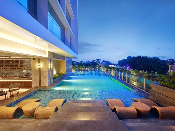 2 bars/lounges, lobby lounge