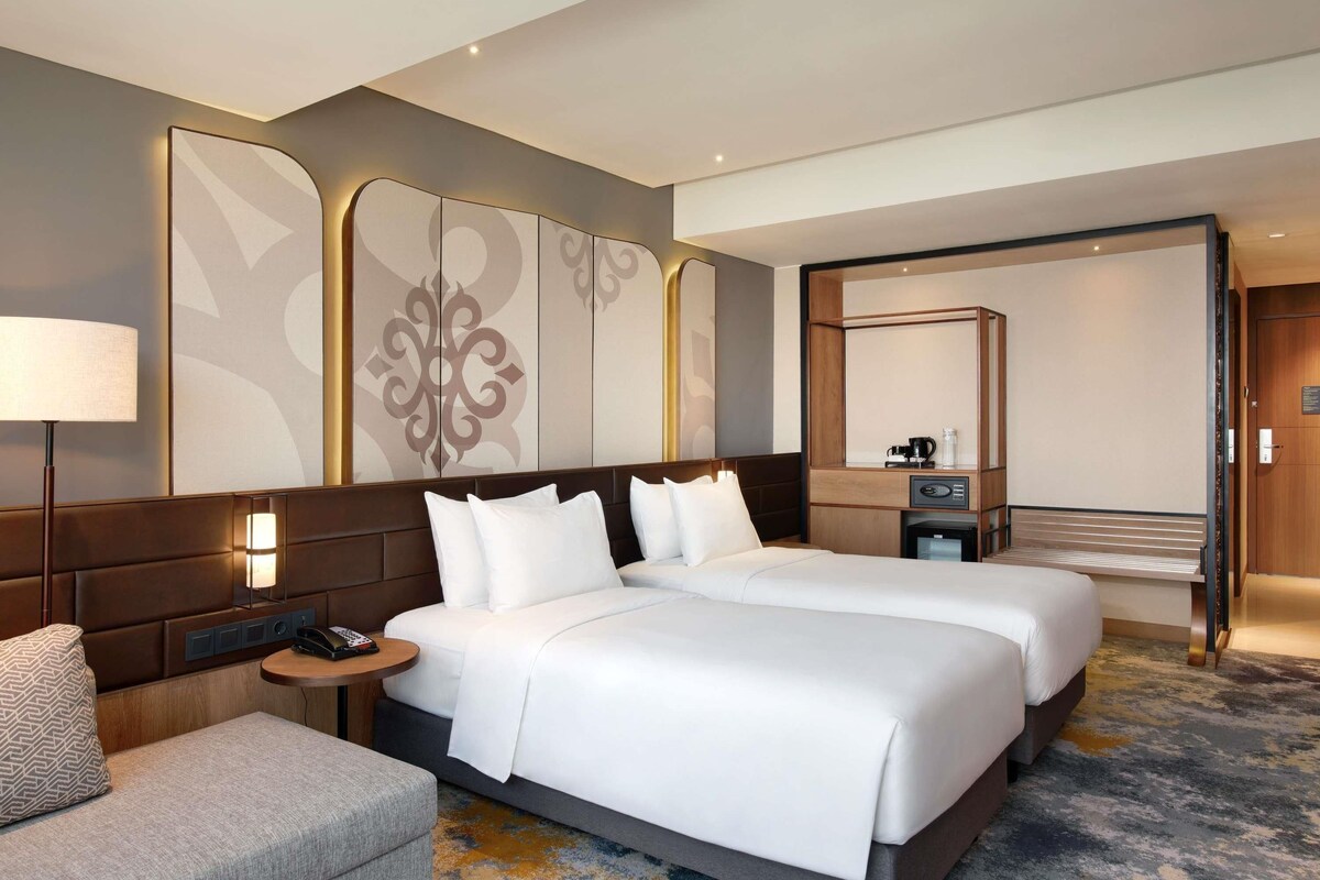 Deluxe Room, 2 Twin Beds | Minibar, in-room safe, desk, laptop workspace