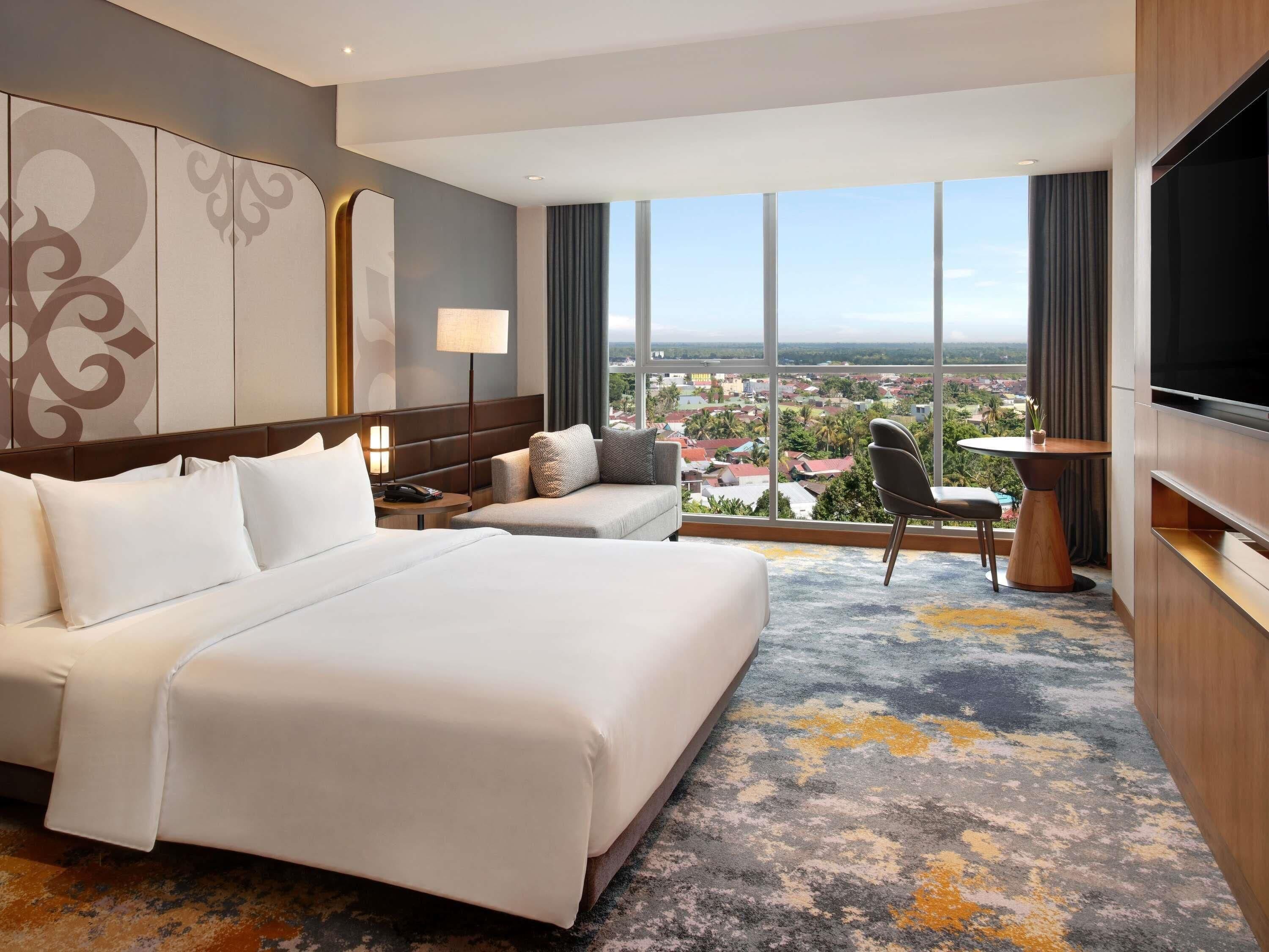 Deluxe Room, 1 Double Bed | Minibar, in-room safe, desk, laptop workspace