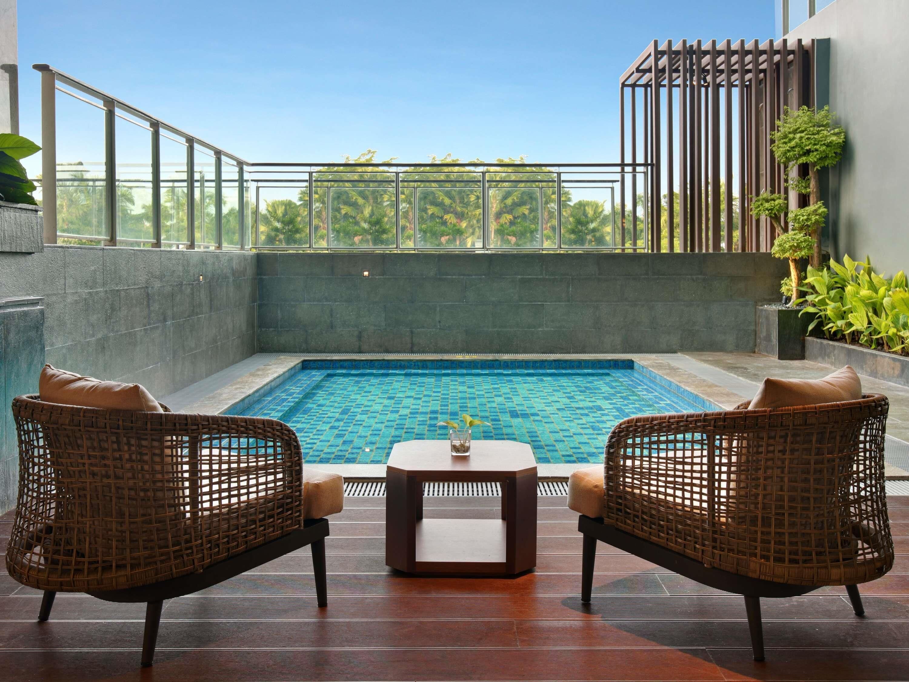 2 Bars/Lounges, Lobby-Lounge