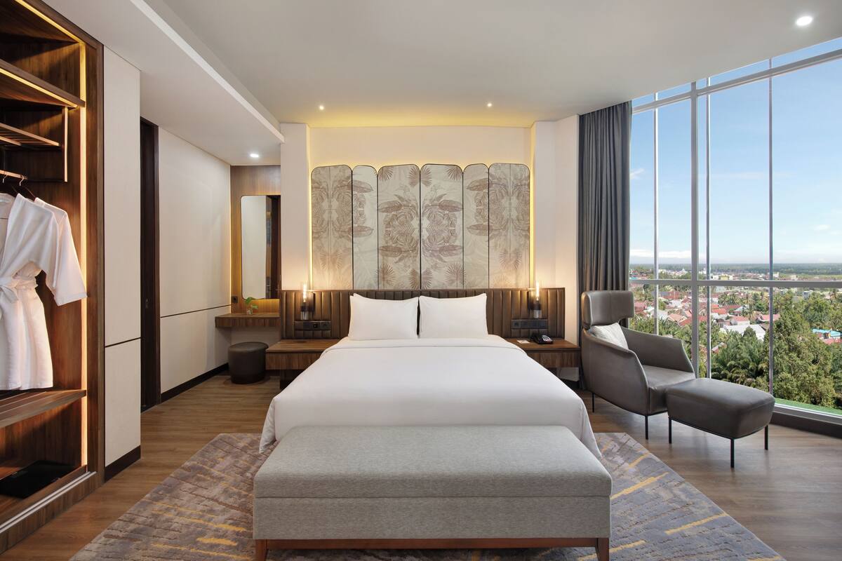 Presidential Suite, 1 King Bed | Minibar, in-room safe, desk, laptop workspace