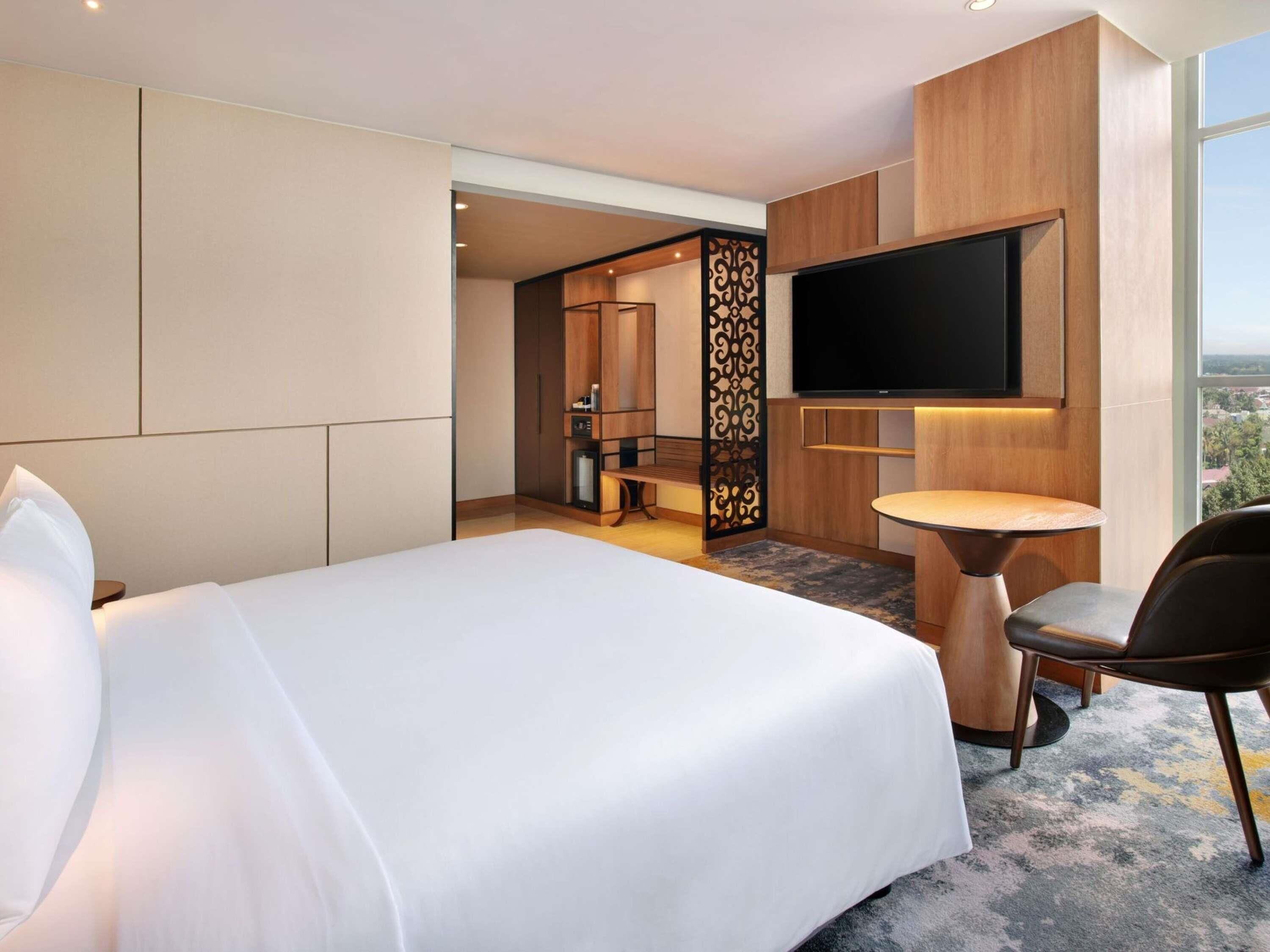 Minibar, in-room safe, desk, laptop workspace