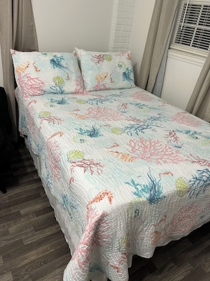 1 bedroom, desk, iron/ironing board, free WiFi - 40th St En Suite / Enter the door between Outside Shower and Air Conditioner. (Oak Island)